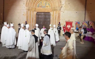 Perdonanza 2025, è iniziato il Corteo della Bolla: Pietro Parolin apre la Porta Santa