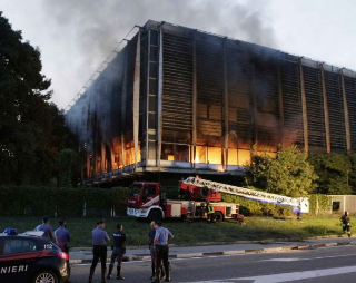 Notte di fuoco a Bazzano: la palazzina maledetta brucia ancora