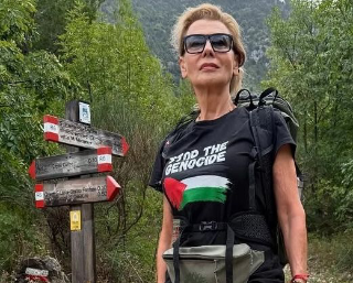 Monte Amaro, Daniela Poggi sventola la bandiera palestinese: "Stop genocidio a Gaza"
