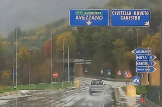 Civitella Roveto, paese “ingorgato”: commercianti in rivolta per la chiusura della superstrada