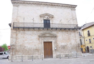 Aggressione nella canonica di Paganica: don Stefano accecato con spray urticante durante un furto