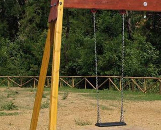 Altalena si rompe al parco di Celano: bimba finisce in ospedale