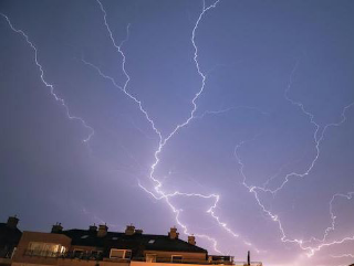 Colpito da un fulmine in montagna: il 15enne lascia la rianimazione e torna a sorridere