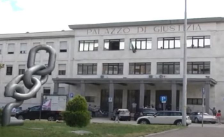 Tribunale di Sulmona, torna il divieto: no a ciabatte e pantaloni corti in aula