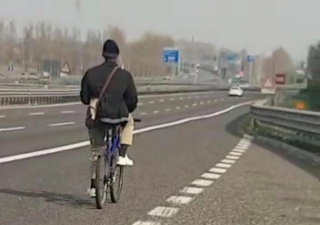 Pedala sull'autostrada A25 senza accorgersi del pericolo: interviene la Polstrada