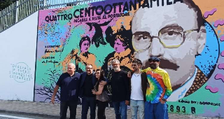 L’Aquila celebra il “Magnotta Day”: un murale gigante per il bidello diventato leggenda