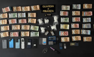Maxiblitz antidroga a Sulmona: tre arresti, quasi un chilo di stupefacenti e 230mila euro sequestrati
