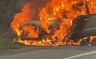 L’Aquila, auto in fiamme davanti all’ospedale: edicolante salva un uomo di 70 anni