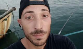Tragica fatalità in mare: 37enne muore mentre pesca